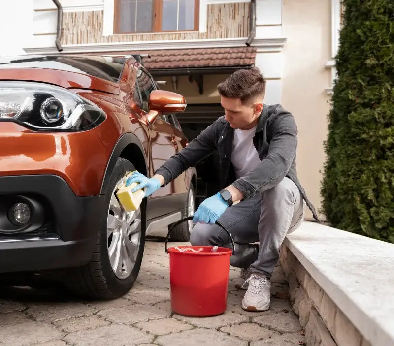 Lavage auto à domicile Poullaouen : professionnel intervenant sur un véhicule
